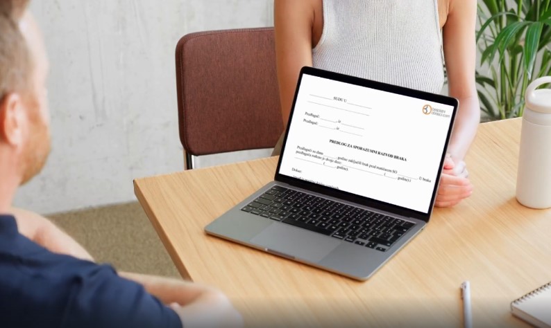 Čovek na laptopu gleda u obrazac za razvod braka