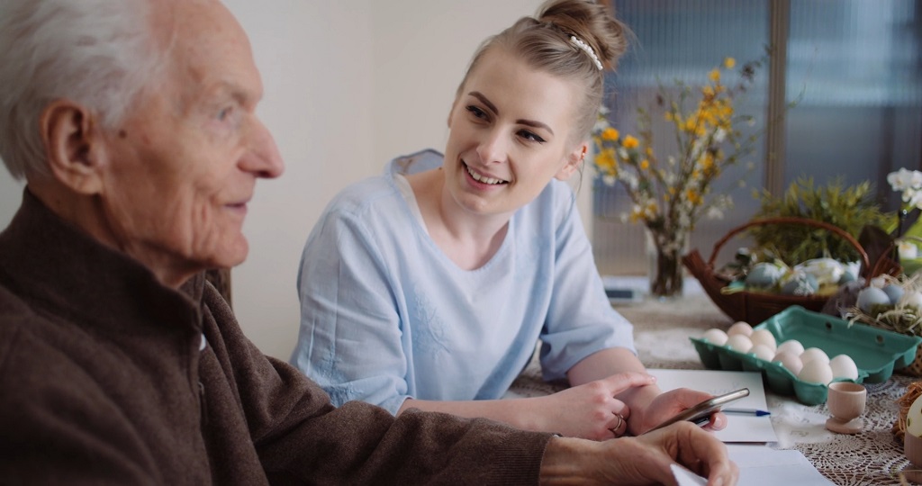 Razgovor između starije osobe i mlađeg lica pre zaključenja ugovora o doživotnom izdržavanju