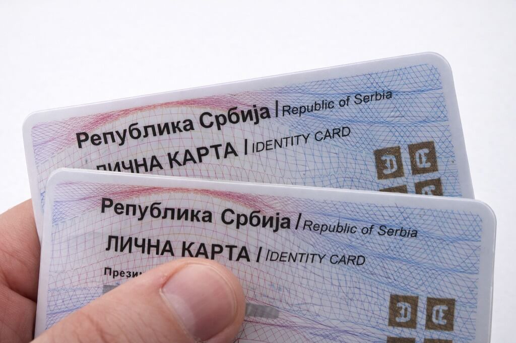 Dve lične karte Republike Srbije u rukama čoveka