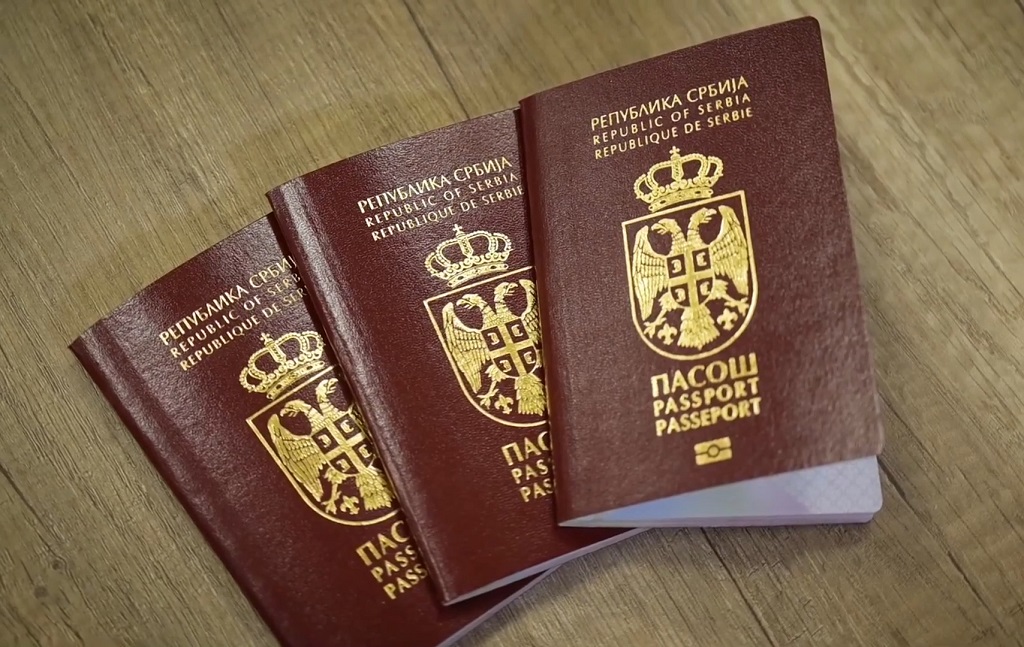 Tri pasoša Republike Srbije na stolu, izrađena nakon Zahteva za izdavanje