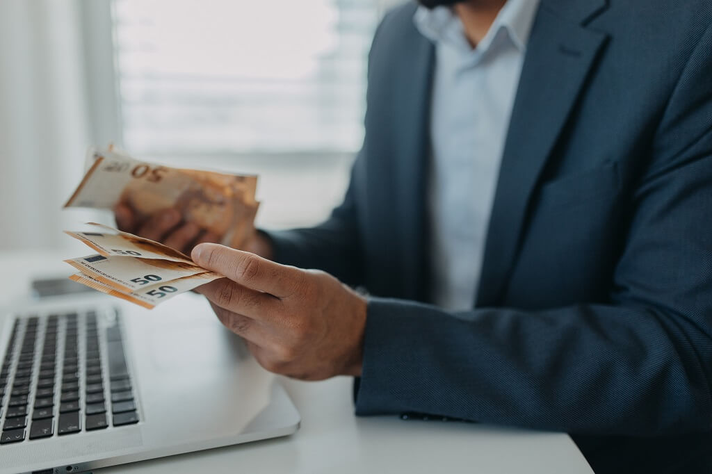 Poklanjanje novca uz ugovor o poklonu