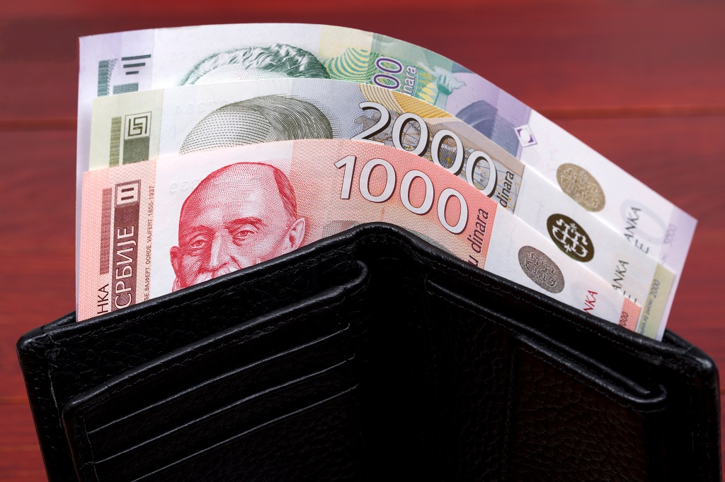 Novčanice dinara u novčaniku kao prikaz ličnih finansija i raspoloživog novca