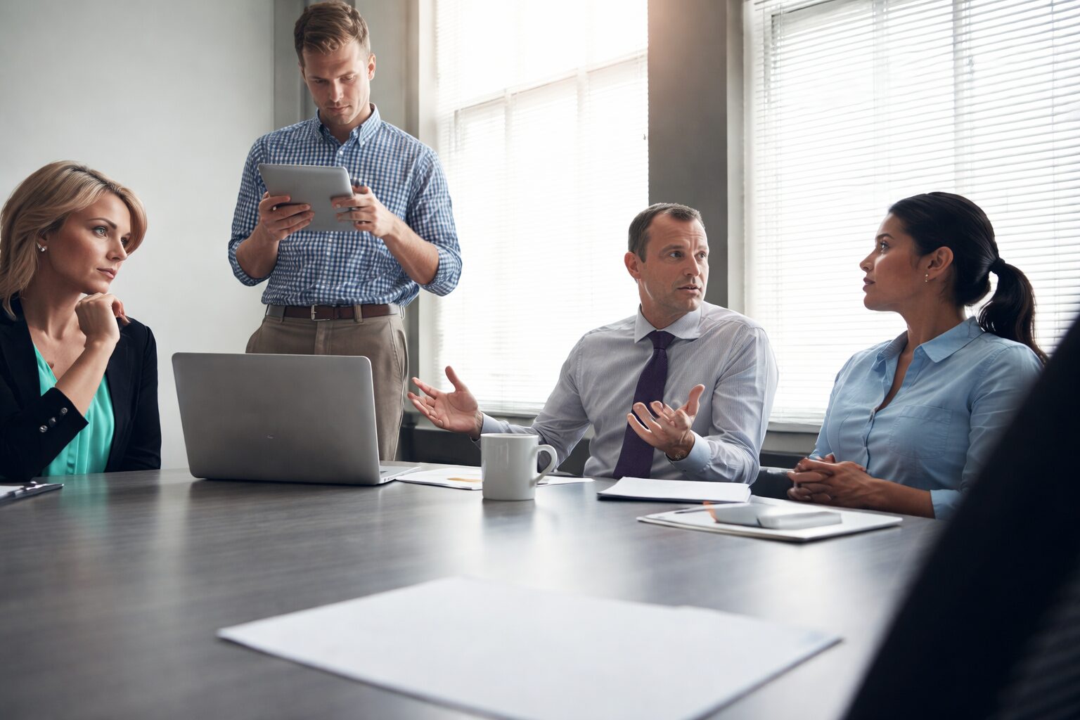 Poslovni tim diskutuje o problemima u kancelariji tokom sastanka
