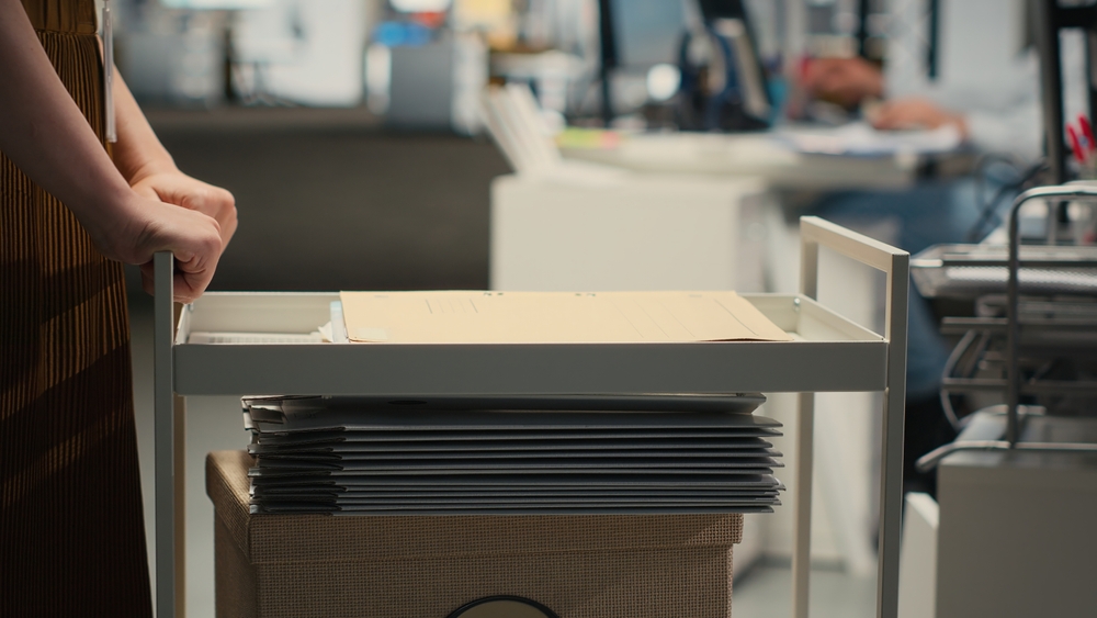 Fascikle i dokumentacija uredno složeni na kolica za arhiviranje u kancelariji