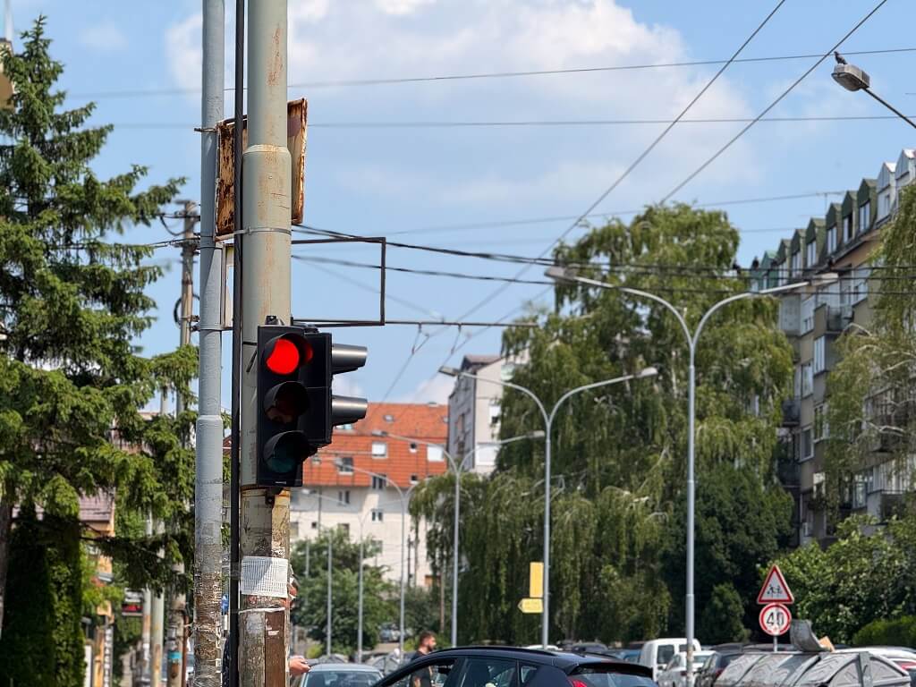Crveno svetlo na semaforu u raskrsnici