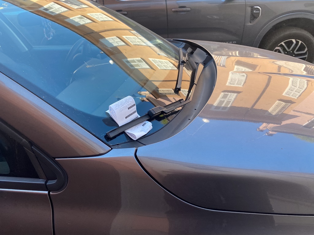 Kazna za parking zakačena na brisač automobila