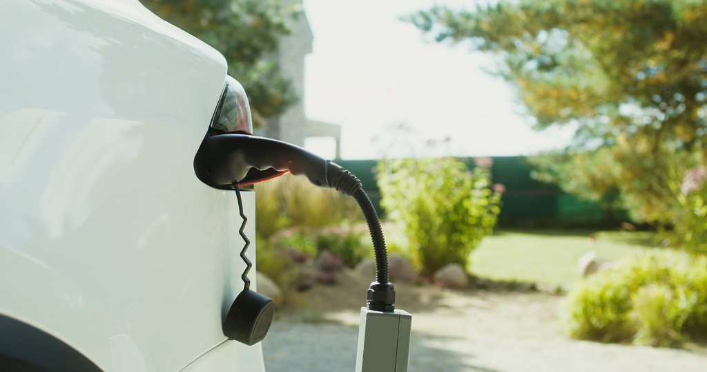 Električni automobil na punjaču